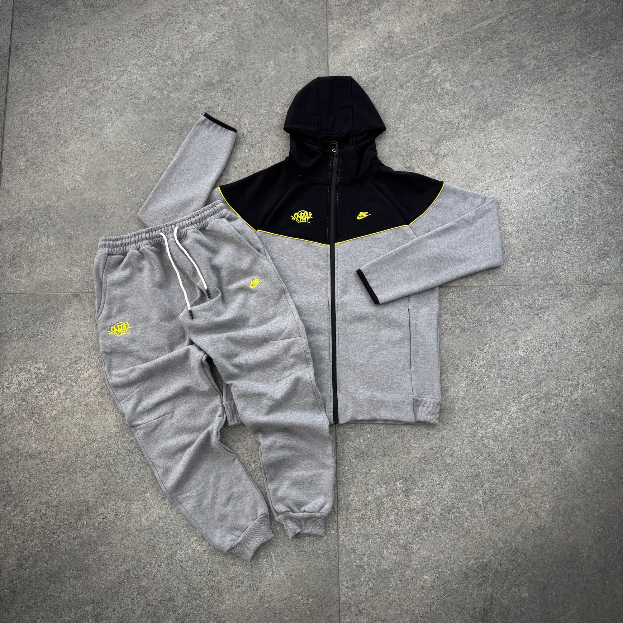 Conjunto Tech Fleece Nike X Syna - Cinza e Preto