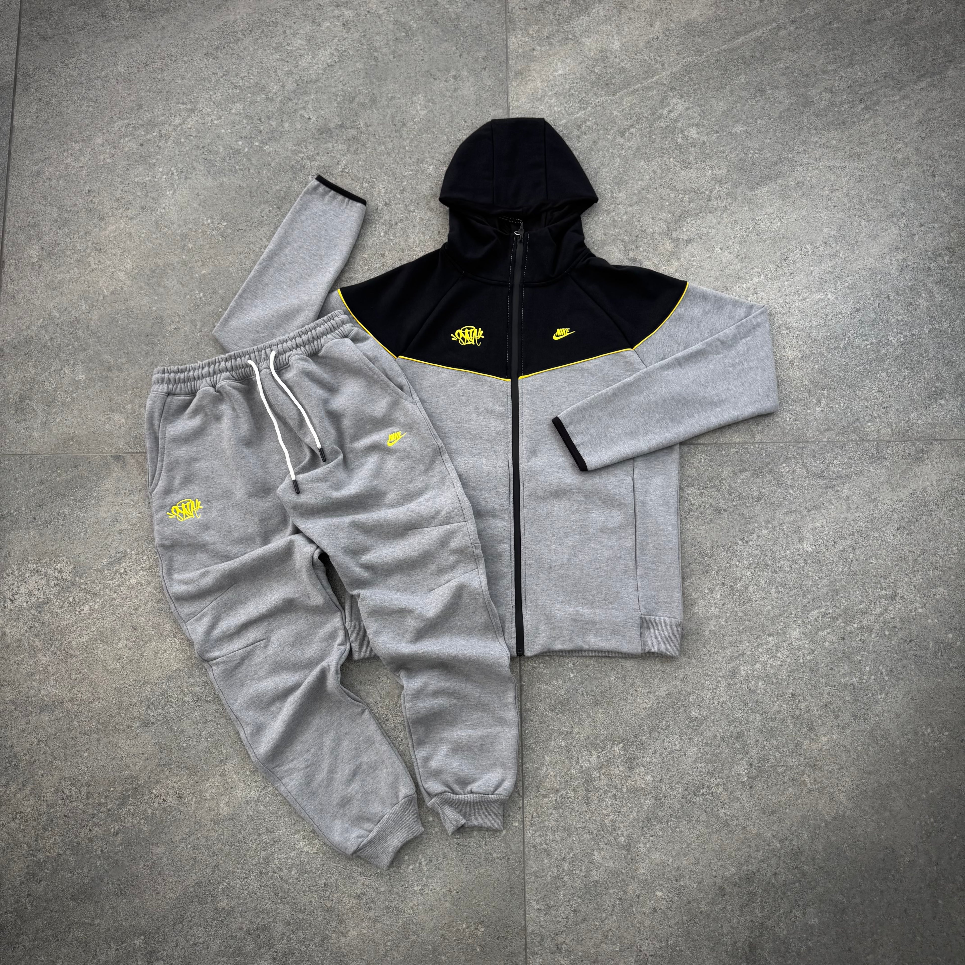 Conjunto Tech Fleece Nike X Syna - Cinza e Preto