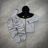 Conjunto Tech Fleece Nike X Syna - Cinza e Preto