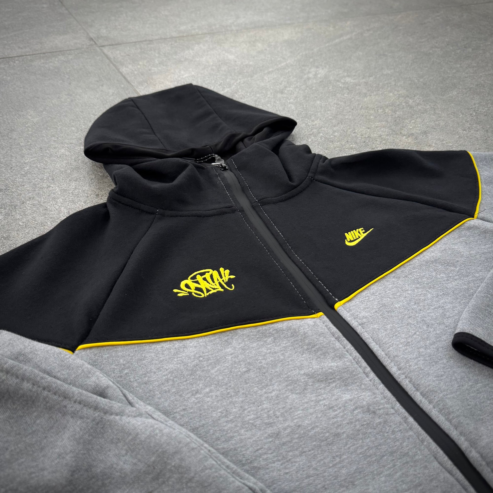 Conjunto Tech Fleece Nike X Syna - Cinza e Preto