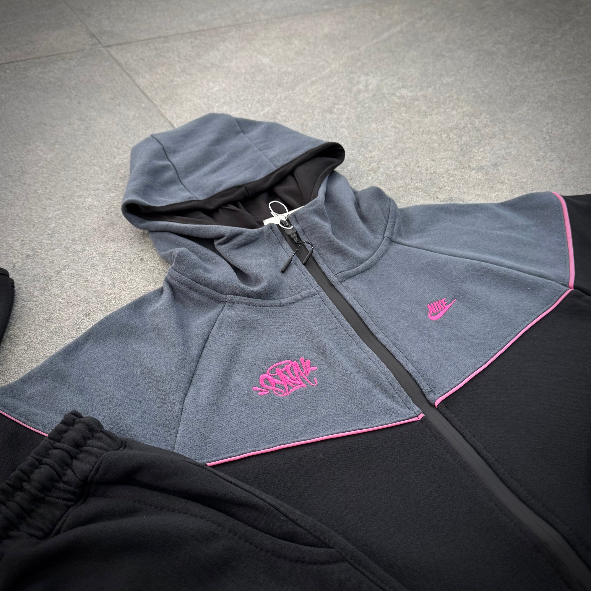 Conjunto Tech Fleece Nike X Syna- Preto e Cinza